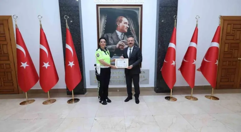 Vali Aksoy, Kahraman Polise Başarı Belgesi Verdi