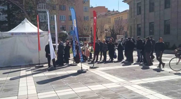 Valilik Binası Önünde Vatandaşlara fidan dağıtıldı.