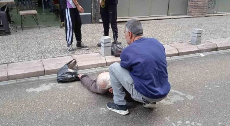 Vatandaş bir anda yere yığıldı, ilk müdahaleyi sokak esnafı yaptı