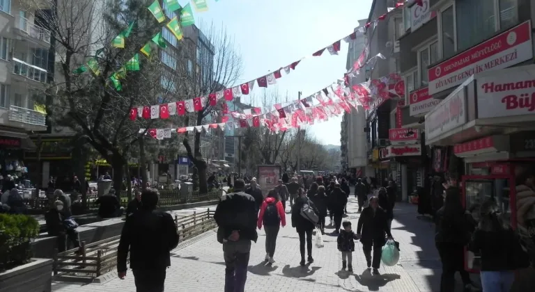 Vatandaşlar Güneşli Havanın Tadını Çarşıda Çıkardı