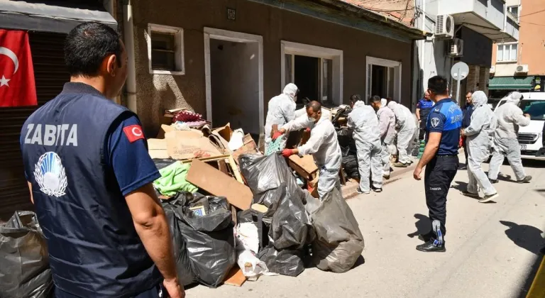 Vefat Eden Vatandaşın Çöp Evi Temizlendi