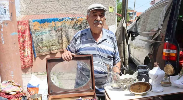 Yılların tarihini çarşı pazar dolaşarak satıyor