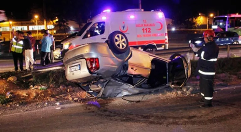 Yön levhasına çarpan otomobil takla attı: 2 ölü, 1 yaralı