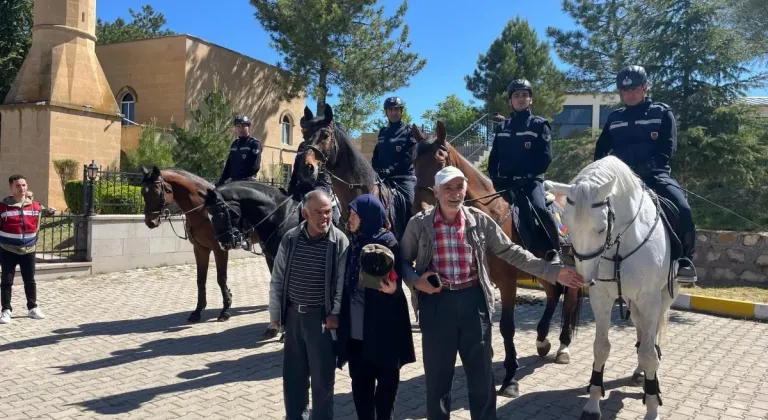 Yunus’un Türbesinde Atlı Jandarmalar Bekledi