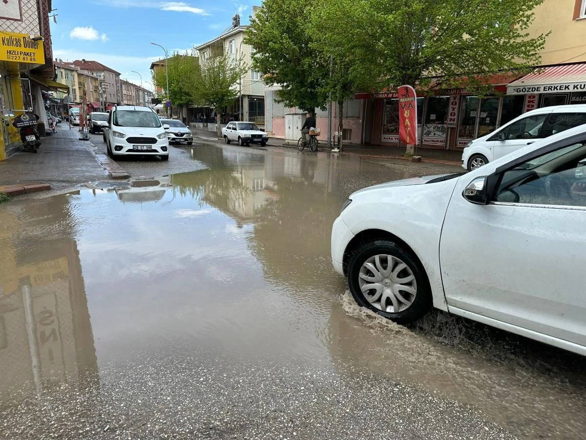 Caddelerde biriken sular sürücülere ve yayalara zor anlar yaşattı
