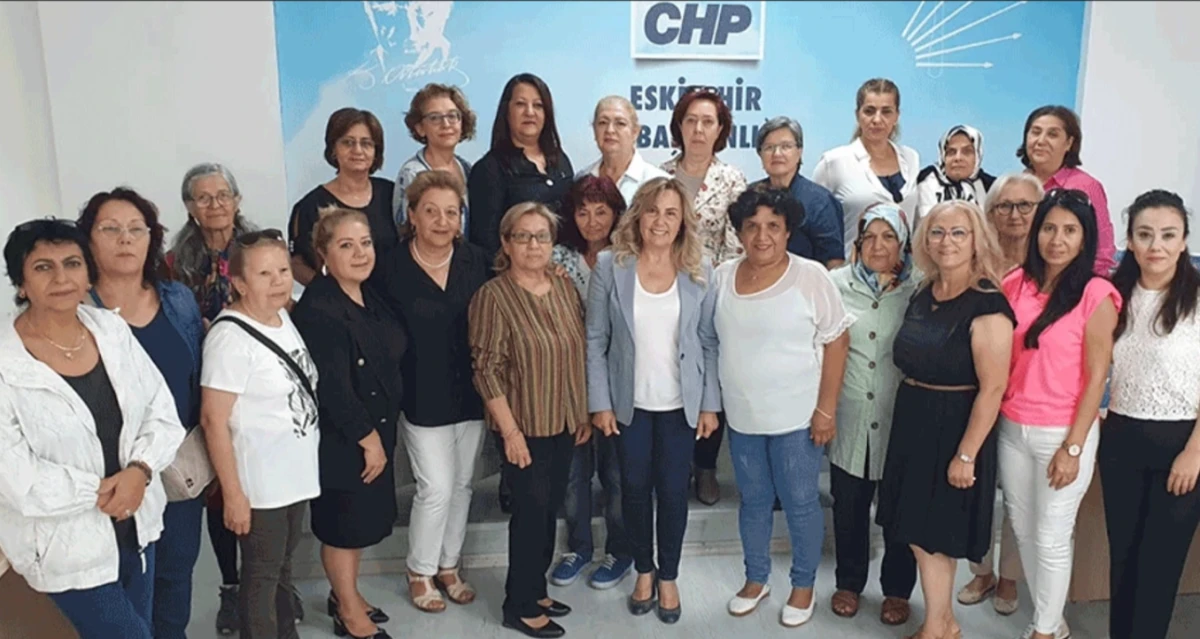 CHP’li kadınlar Eskişehir’de öğrenciler için eylem başlattı
