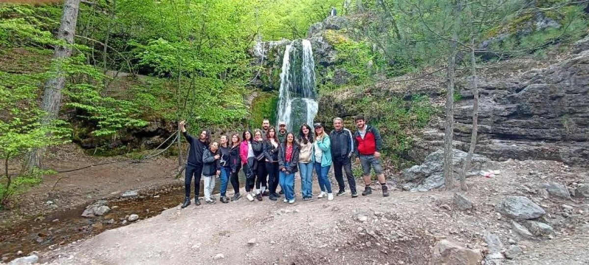 Doğa tutkunları Beşikderesi Şelalesi’nde yürüyüşle hafta sonlarını değerlendirdi
