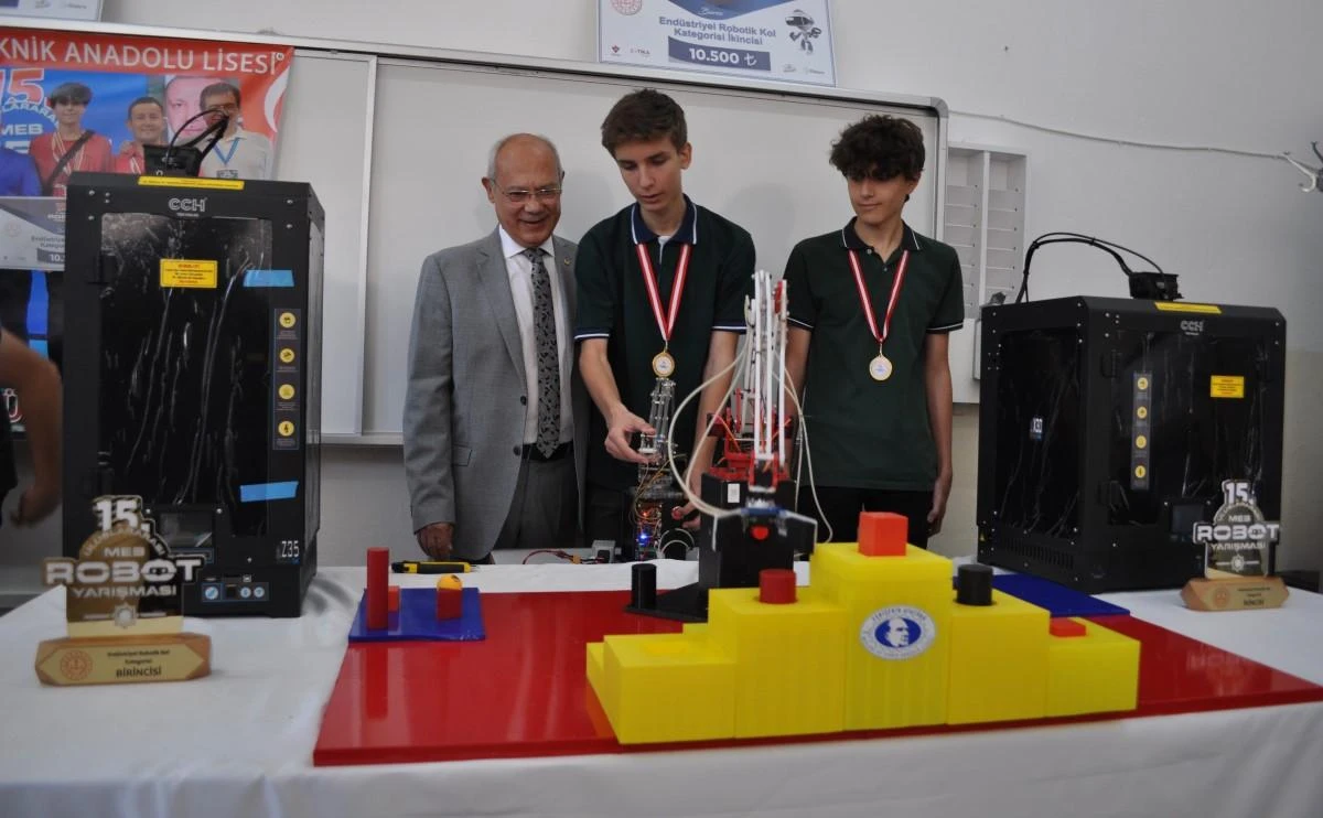 Endüstriyel Robotik Kol Kategorisi’nde dünya birincisi ve ikincisi olan öğrencilere ödül verildi
