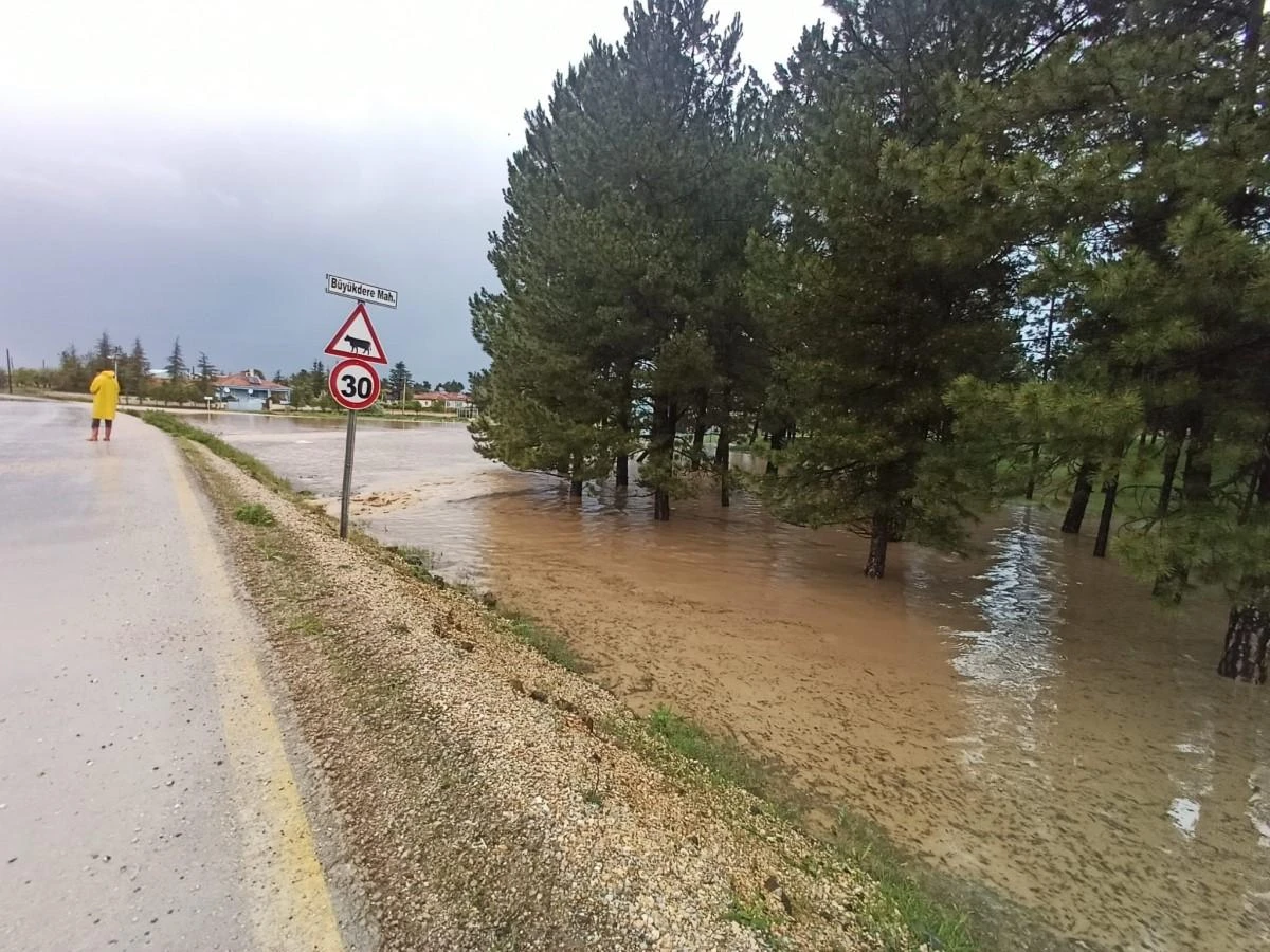 Büyükdere’yi sel bastı bazı ev ve yollar sular altında kaldı
