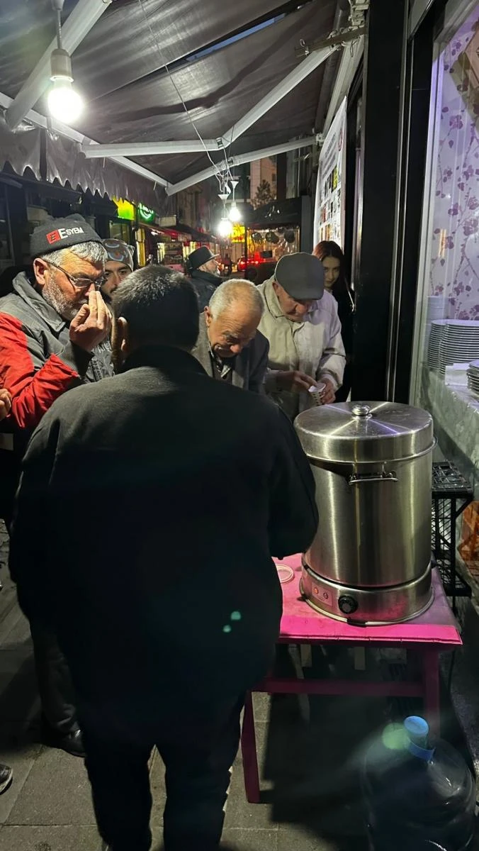 Depremzedelere ücretsiz iftar vererek hayır dua alıyorlar 