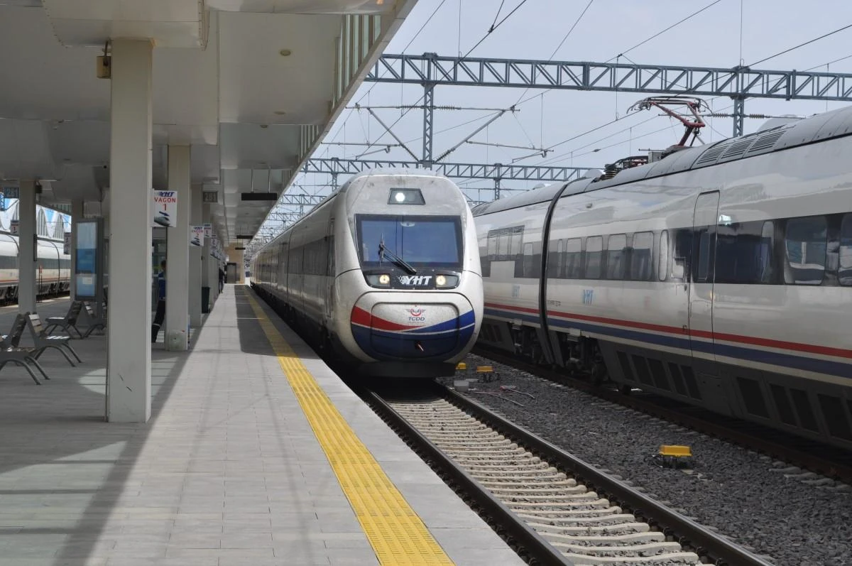 Tren istasyonunda bayram yoğunluğu başladı