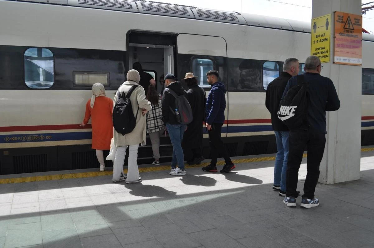 Tren istasyonunda bayram yoğunluğu başladı