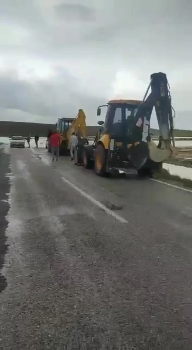 Günyüzü'nde sel sonrası karayolu ulaşıma kapandı
