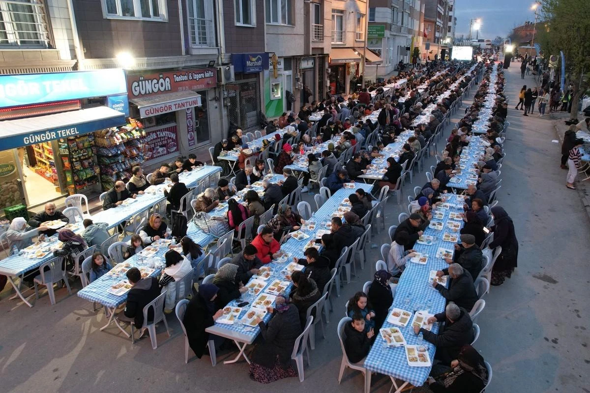 İftar bereketi paylaştıkça çoğalıyor