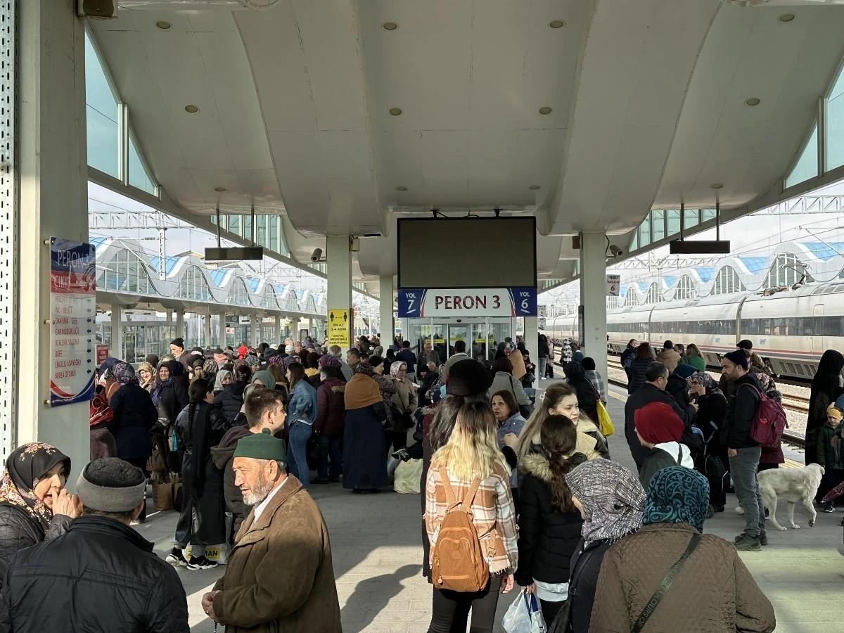 Tren garında ‘Yunus Emre’ kalabalığı