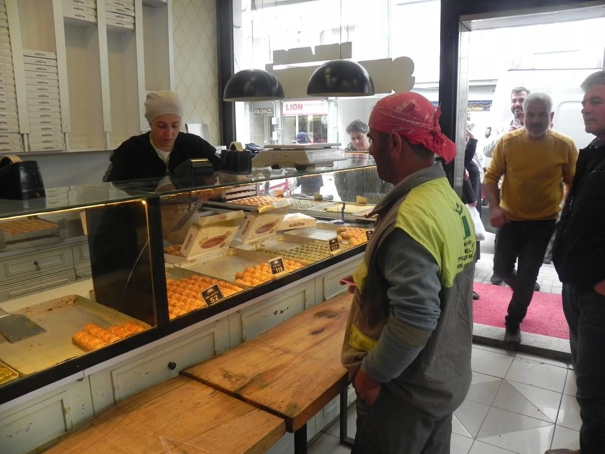 Vatandaşların metrelerce uzayan baklava kuyruğu
