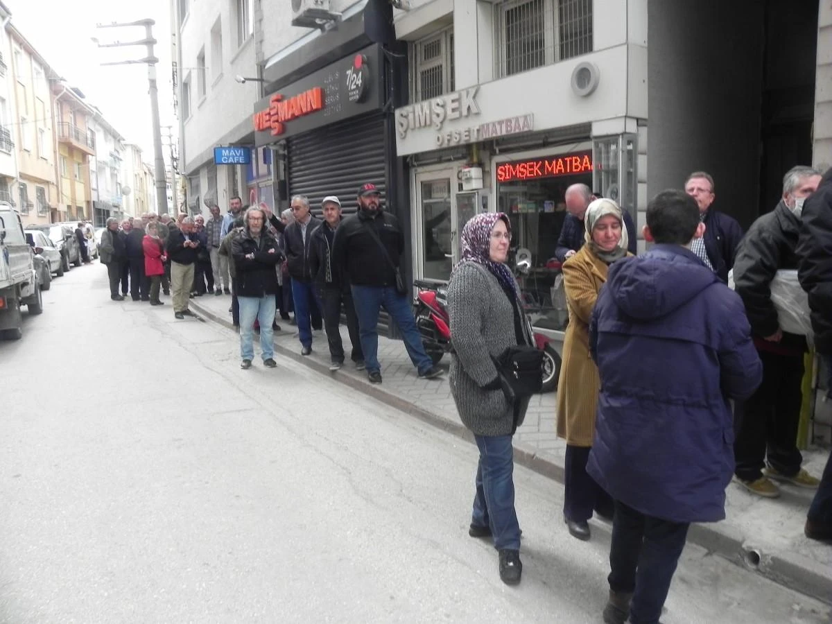 Eskişehir’de vatandaşlar, Ramazan Bayramı'nın geleneksel lezzeti baklava ihtiyacını karşılamaya çalışırken, bir iş yerinde sabah saatlerinde başlayan metrelerce uzayan kuyruk oluşuyor.