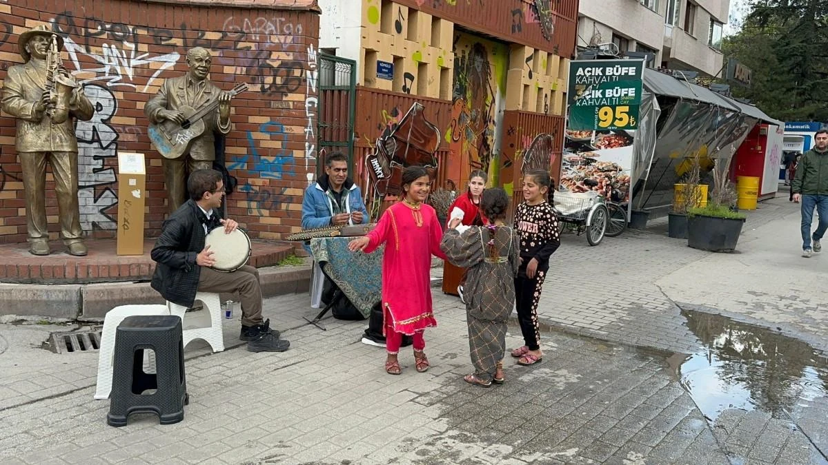 Eskişehir’de turistlerin yoğun olduğu bölgede müzik çalan sokak sanatçılarının ritimlerine danslarıyla eşlik eden miniklerin figürleri izleyenlerden tam not aldı.