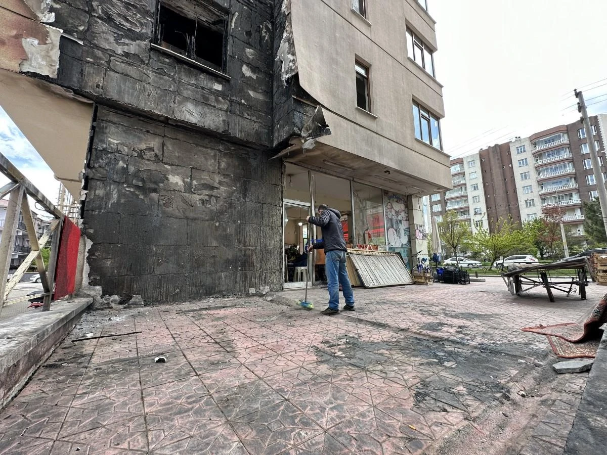 Eskişehir’de Ramazan Bayramı’nın ikinci günü bir binada çıkan yangından sebebiyle iş yerinde 40 bin liralık hasar gören manav, olayla ilgili kundaklamadan şüphelendiklerini dile getirdi. 