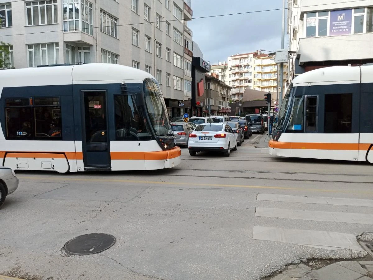 Acele eden sürücüler tramvay geçişlerine engel oldu