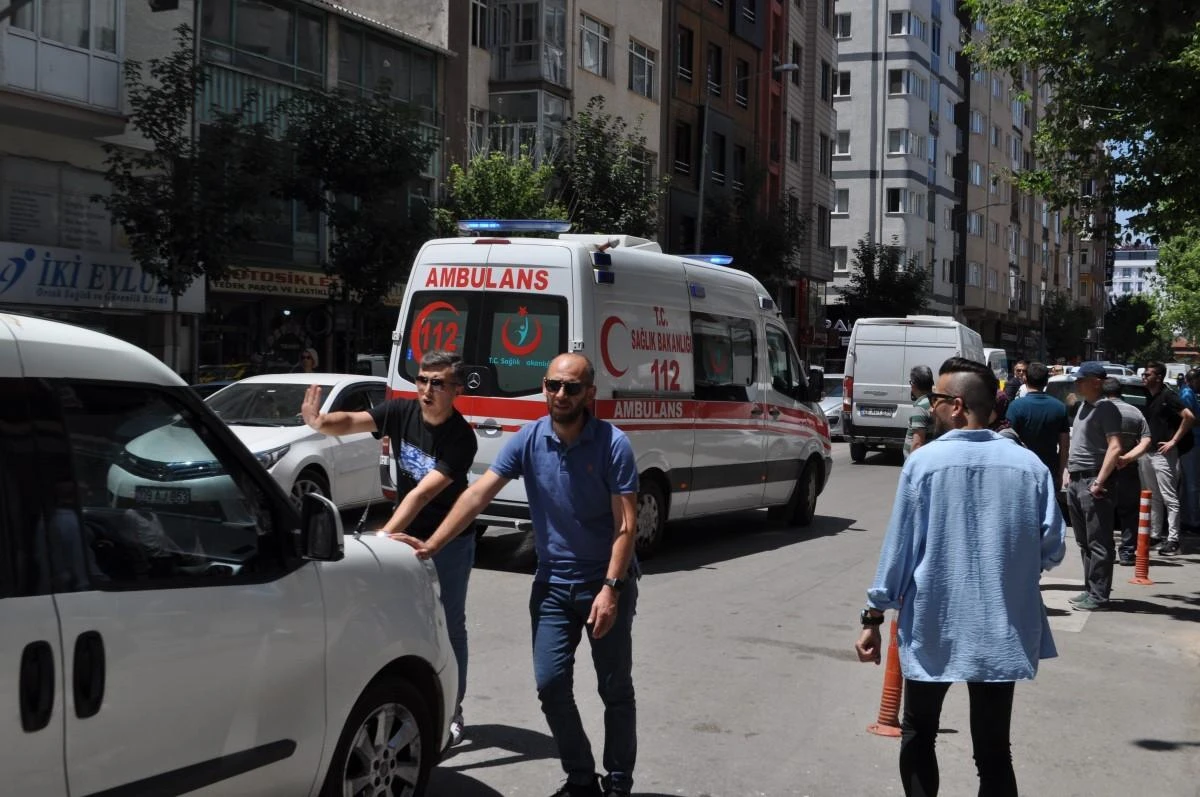 Trafikte sıkışan ambulans güçlükle ana caddeye çıkabildi
