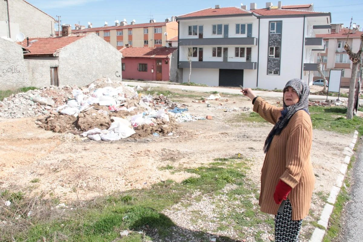 Mahalle halkı boş arazilere moloz dökümünden şikâyetçi