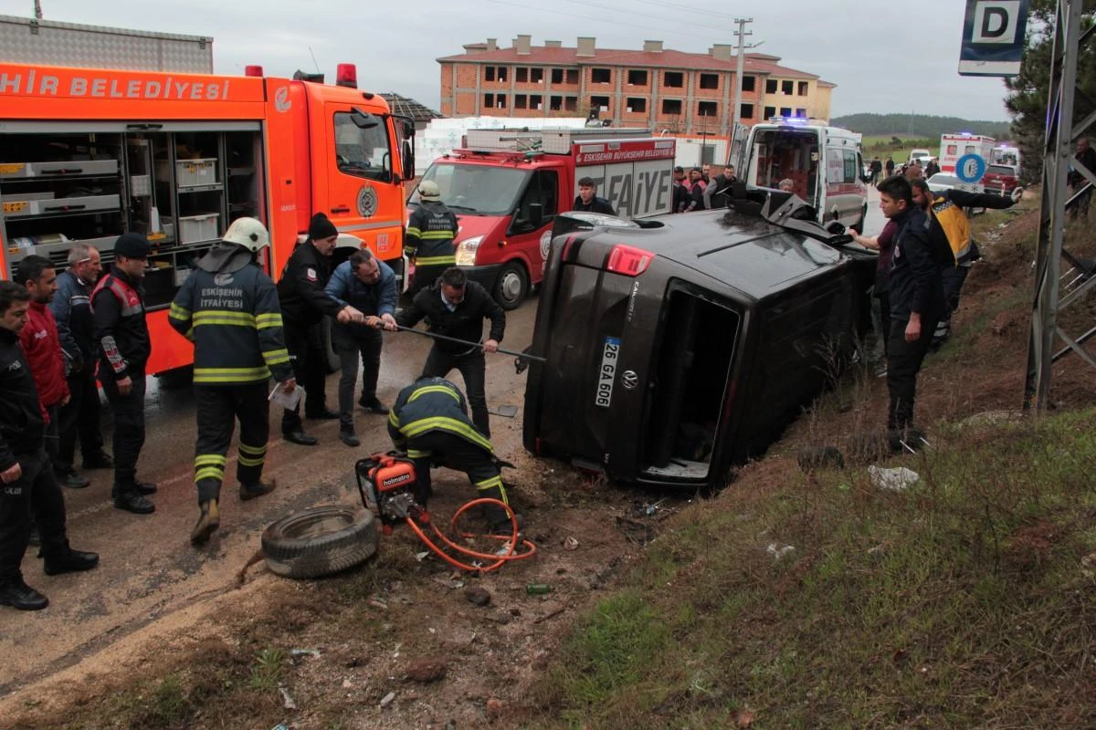 Otobüs jandarma aracına ve minibüse çarptı 14 yaralı