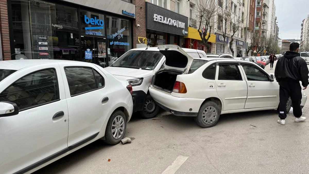 Direksiyon hakimiyetini kaybeden sürücü park halindeki 2 araca çarptı