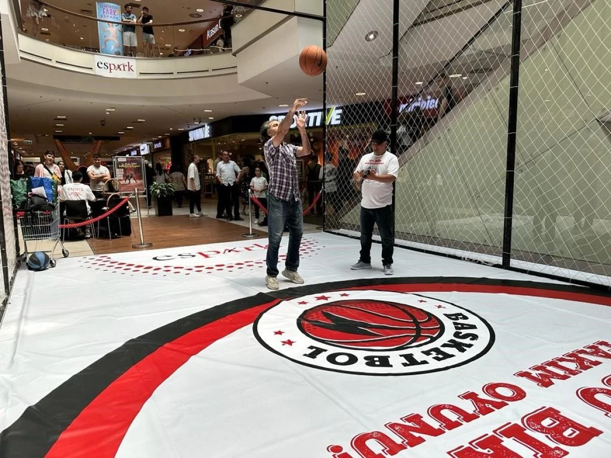 Basketbol şut yarışmasında babalar ve çocukları doyasıya eğlendi
