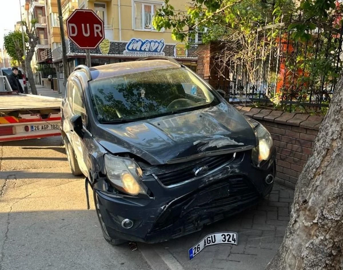 2 araç çarpıştı, en büyük hasarı park halindeki otomobil aldı