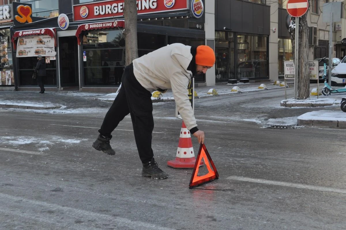 Buzlanan yollar kazaya sebep oldu2