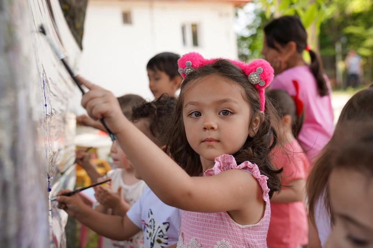 Tepebaşı Belediyesi tarafından Çocuk Sanat ve Kültür Merkezlerinde düzenlenen oyun ve beceri grubuna katılan çocuklar, hem eğleniyor hem de öğreniyor.
Tepebaşı Belediyesi, düzenlediği çok sayıda faaliyet ile Eskişehirli çocuklar için kendilerini geliştirecekleri imkanlar sunmaya devam ediyor. 23 Nisan, Çukurhisar, Esentepe, Türkan Saylan Çocuk Sanat ve Kültür Merkezleri ile Özdilek Sanat Merkezi’nde çocukların yaz tatillerini verimli geçirebilmeleri için 18 branşta eğitimler veriliyor.
Esentepe Çocuk Sanat ve Kültür Merkezi’nde 3-4 yaş arası çocuklar için düzenlenen oyun ve beceri grubu etkinlikleri de yoğun katılım ile sürüyor. Oyun ve beceri grubuna katılan 67 çocuk, uzman eğitmenler eşliğinde oynadıkları oyunlarla hem öğreniyor, hem keşfetmenin keyfini yaşıyor hem de arkadaşlarıyla sosyalleşiyorlar.