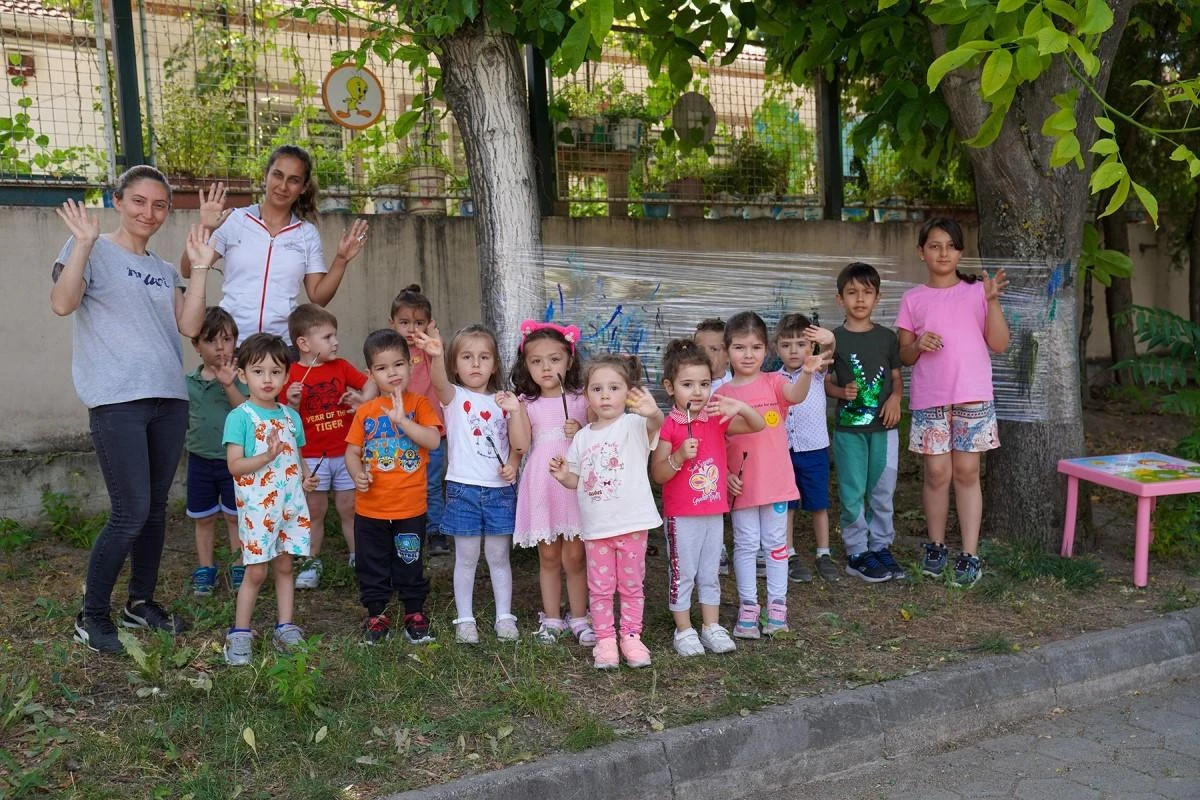 Tepebaşı Belediyesi tarafından Çocuk Sanat ve Kültür Merkezlerinde düzenlenen oyun ve beceri grubuna katılan çocuklar, hem eğleniyor hem de öğreniyor.
Tepebaşı Belediyesi, düzenlediği çok sayıda faaliyet ile Eskişehirli çocuklar için kendilerini geliştirecekleri imkanlar sunmaya devam ediyor. 23 Nisan, Çukurhisar, Esentepe, Türkan Saylan Çocuk Sanat ve Kültür Merkezleri ile Özdilek Sanat Merkezi’nde çocukların yaz tatillerini verimli geçirebilmeleri için 18 branşta eğitimler veriliyor.
Esentepe Çocuk Sanat ve Kültür Merkezi’nde 3-4 yaş arası çocuklar için düzenlenen oyun ve beceri grubu etkinlikleri de yoğun katılım ile sürüyor. Oyun ve beceri grubuna katılan 67 çocuk, uzman eğitmenler eşliğinde oynadıkları oyunlarla hem öğreniyor, hem keşfetmenin keyfini yaşıyor hem de arkadaşlarıyla sosyalleşiyorlar.