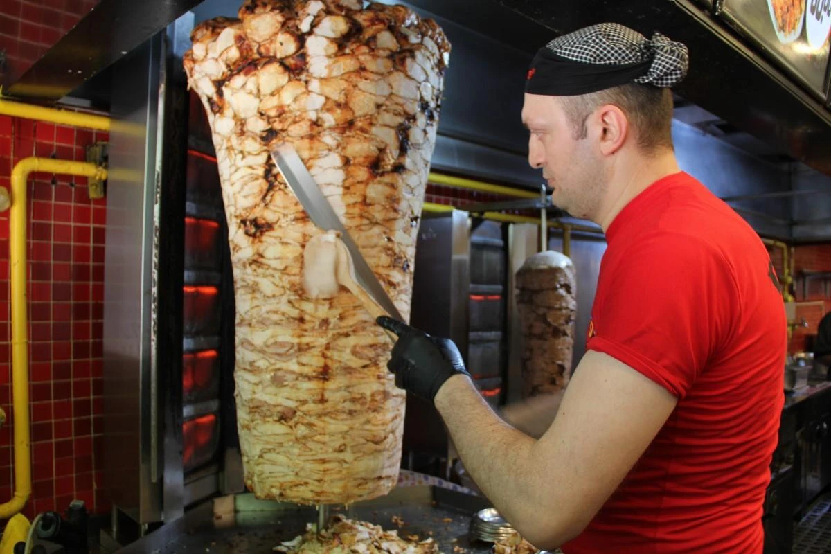 Eskişehir'de müşterilere dürüm hazırlarken kullandığı tabaklarla ritim tutan döner ustası Kadir Deniz, vatandaşların ve çevre esnafının ilgisini üzerine çekiyor