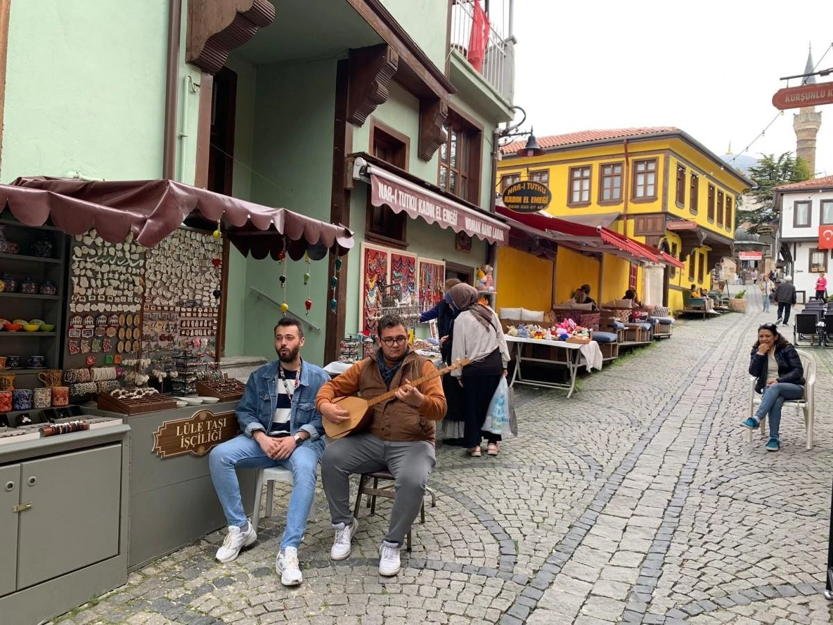 Tarihi bölgede esnaf turistleri yöresel türküler söyleyerek karşılıyor