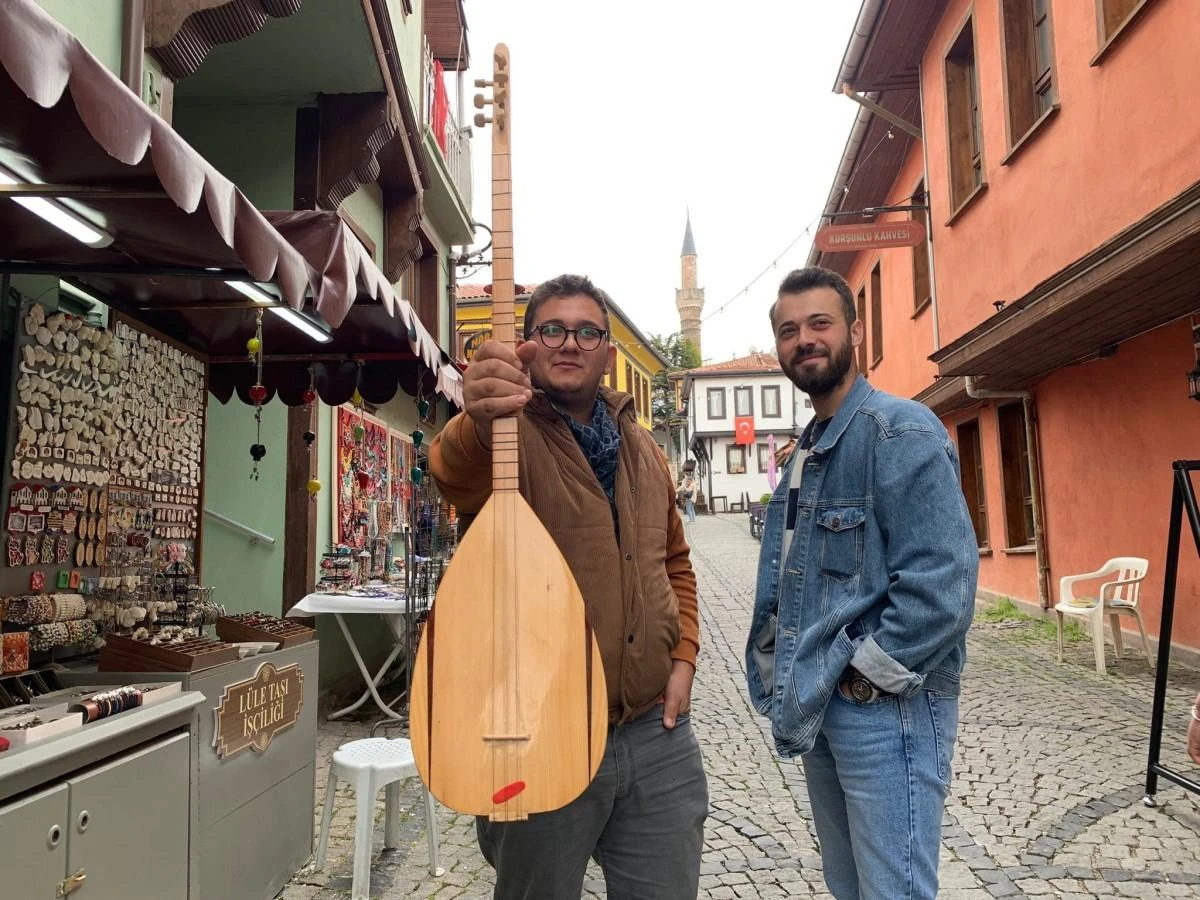 Tarihi bölgede esnaf turistleri yöresel türküler söyleyerek karşılıyor