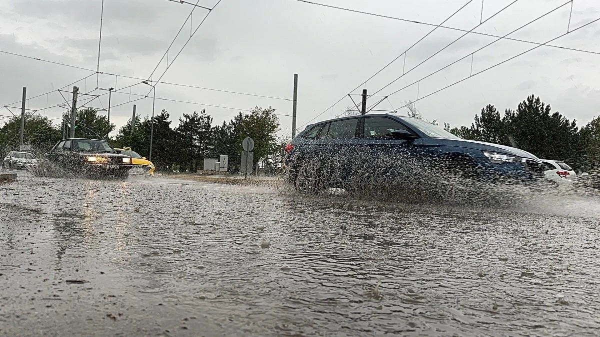 Eskişehir'de gök gürültülü sağanak yağmur
