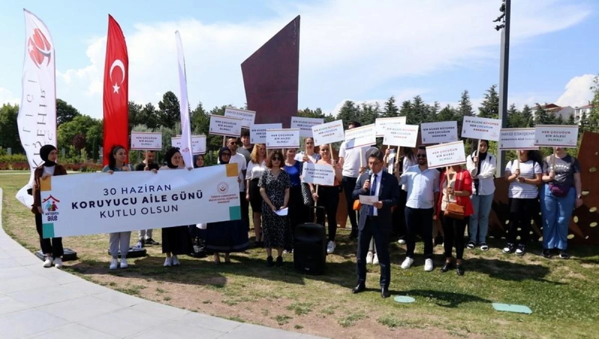 Eskişehir’de Koruyucu Aile Günü farkındalık yürüyüşü Mehteran takımı eşliğinde düzenlendi
