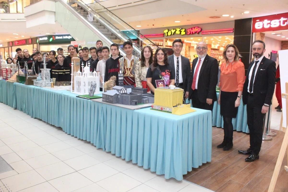 Sabiha Gökçen Mesleki ve Teknik Anadolu Lisesi öğretmen ve öğrencilerinin geri dönüşümden hazırladığı Dünya ve Türkiye minyatürleri sergisi Espark’ta açıldı.