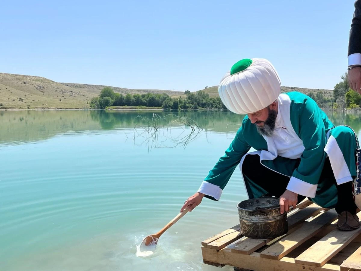 Eskişehir'in Sivrihisar ilçesinde organize edilen ve bu yıl yedincisi düzenlenen Uluslararası Nasreddin Hoca Kültür ve Sanat Festivali temsili Nasreddin Hoca’nın göle maya çalmasıyla başladı. Nasreddin Hoca’nın memleketi olan ve bu yıl Sakin Şehirler Listesine aday olarak gösterilen Sivrihisar ilçesinde Sivrihisar Belediyesi’nin her yıl düzenlediği ve geleneksel hale bürünen Uluslararası Nasreddin Hoca Kültür ve Sanat Festivali bu yıl da Nasreddin Hoca köyünde bulunan göle maya çalınmasıyla başladı. Geçmiş festivallerde farklı olarak bu yıl 6 Şubat tarihinde Kahramanmaraş merkezli meydana gelen ve 11 ilde büyük yıkıma neden olan depremler sebebiyle festival anma programı şeklinde organize edildi. Bağbaşı Göleti'nde kıyısında düzenlenen etkinlikler Sivrihisar Kaymakamı Hüseyin Sayın, Sivrihisar Belediye Başkanı Hamid Yüzügüllü ve temsili Nasreddin Hoca Ömer Özgeneci’nin göle maya çalmasıyla başladı. Daha sonra Sivrihisar İlçe Müftüsü Mustafa Budak, maya çalma işlemenin ardından dua etti. Duanın ardından 5’i kız ve 5’i erkek olmak üzere 9-10 yaş grubundaki çocuklar, yoğurt içinde altın bulma yarışmasında kıyasıya yarıştı. Kıran kırana geçen yarışmada renkli görüntüler ortaya çıktı. Sıcak havaya rağmen pes etmeyen öğrencilerin yarıştığı etkinlikte kızlarda 9 yaşındaki Hiranur Doğray, erkeklerde ise 11 yaşındaki Yusuf Kılıç kazandı. Yarışmacılar madalyalarını takarak Sivrihisar Belediye Başkanı Hamid Yüzügüllü ve temsili Nasreddin Hoca Ömer Özgeneci ile hatıra fotoğrafı çekindi. Öğrencilere Belediye Başkanı Yüzügüllü tarafından hediyeleri taktim edildi. “Festival bütçesini deprem bölgesindeki vatandaşlarımızın barınma ve temel ihtiyaçları için harcadık” Sivrihisar Belediye Başkanı Hamid Yüzügüllü, etkinlikler hakkında konuştu. 6 Şubat tarihinde meydan gelen depremlerden dolayı geçtiğimiz yıllardan daha farklı bir programın olacağını belirten Yüzügüllü, “Bugün buradan 7’ncisini gerçekleştirdiğimiz Uluslararası Nasreddin Hoca Festivalini başlangıcını yapıyoruz. İlk etkinliğimiz göle maya çalmaktı, onu da gerçekleştirdik. Bu sene 6 Şubat tarihinde meydan gelen depremlerden dolayı şenliklerimizi sınırlandıracağız. Sivrihisar Belediye Meclisi olarak böyle bir karar aldık. Bu seneki festival bütçesini deprem bölgesindeki vatandaşlarımızın barınma ve temel ihtiyaçları için harcadık. Bu sene göle maya çalarak ve çeşitli seminerlerle Nasreddin Hocamızın doğumunu anacağız. Biz bu mayayı tüm dünyaya barış ve huzur getirmesi amacıyla çaldık. Allah böyle felaketleri bir daha yaşatmasın” diye konuştu. 815 yaşına bastım, Sivrihisar’da doğdum Temsili Nasreddin Hoca Ömer Özgeneci, “815 yaşına bastım, Sivrihisar’da doğdum. Bu yıl yine Nasreddin Hoca’nın festivalini kutlayacaktık ama 6 Şubat tarihinde meydana gelen asrın felaketinden dolayı bu yıl şenlik olmadan, sade bir biçimde kutluyoruz. Yine bu yılda mayamızı göle çaldık. Pandemi döneminde bu virüs bitsin diye dua etmiştik, şimdi de Allah böyle felaketleri bir daha yaşatmasın diye dua ettik” dedi.