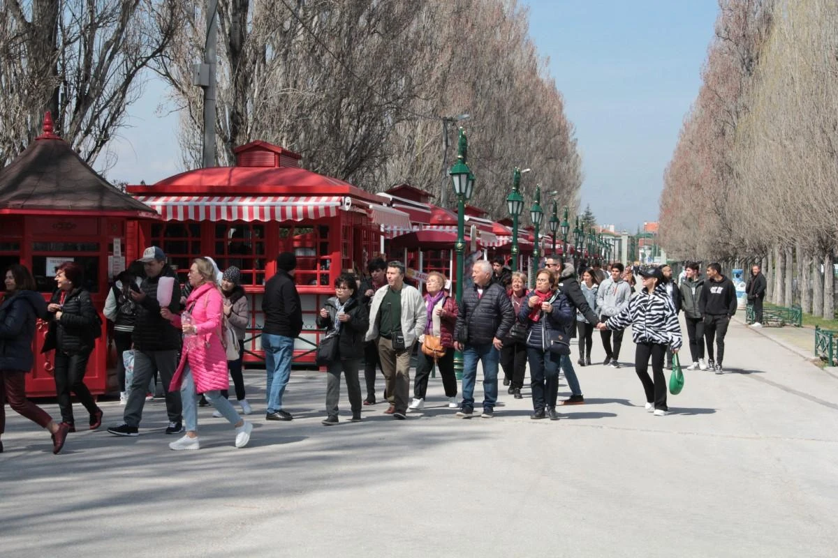 Güneşli hava parkları doldurdu