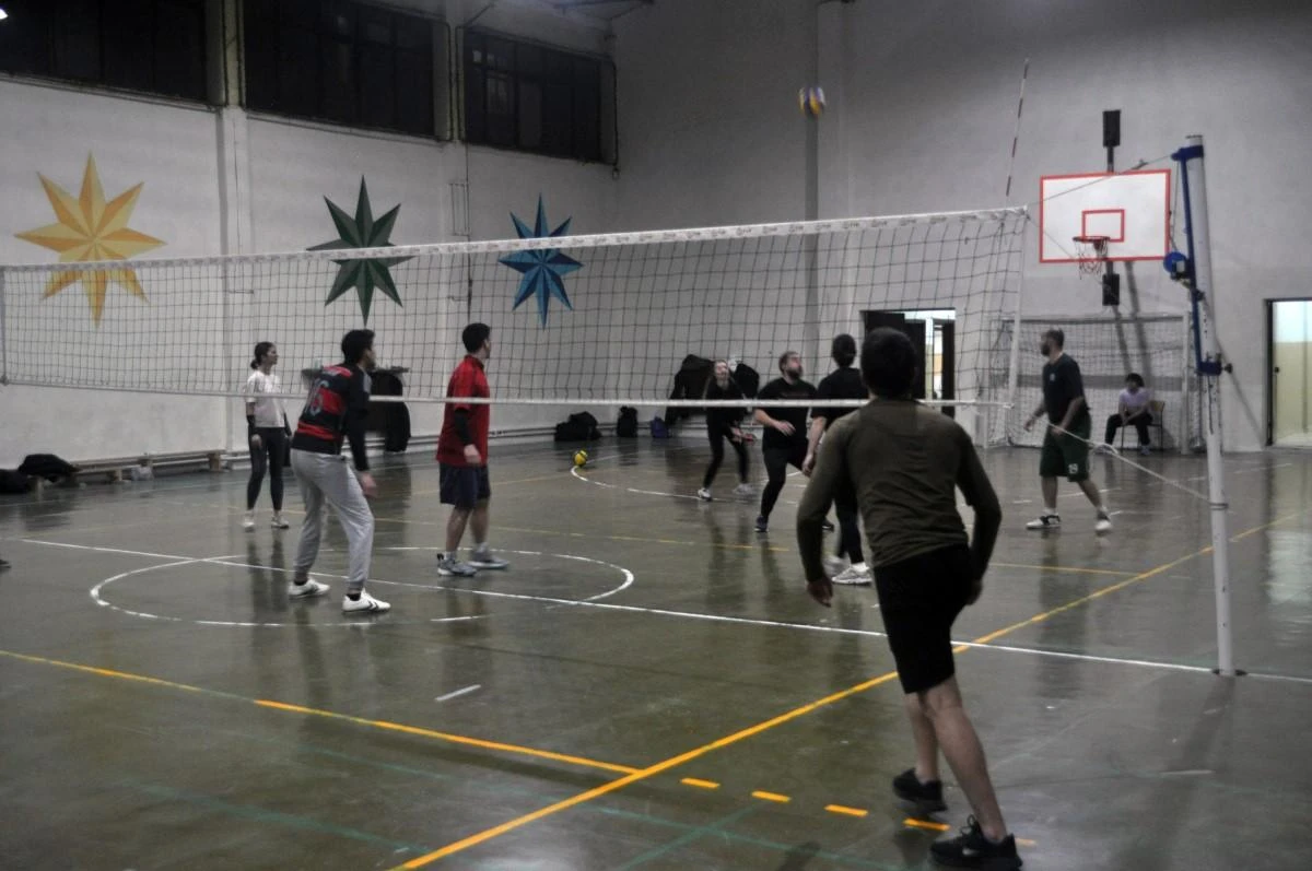 İftar sonrası yaptıkları voleybol maçı ile enerjilerini atıyorlar (2)