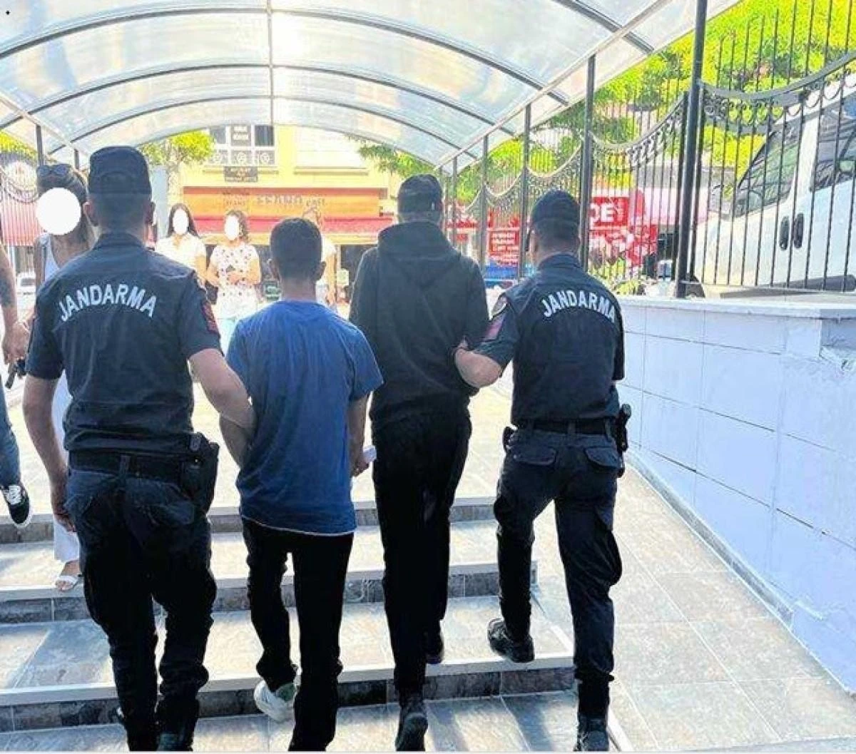 Eskişehir’de bir iş yerinden 10 bin lira değerinde elektronik eşya çaldığı gerekçesiyle jandarma ekiplerince yakalanan 2 şüpheli tutuklandı.
Edinilen bilgilere göre, Odunpazarı İlçesi’ne bağlı Çavlum Mahallesi’nde bulunan bir işyerinden piyasa değeri yaklaşık 10 bin lira olan elektronik eşya çalındı. İl Jandarma Komutanlığı’na bağlı Jandarma Suç Araştırma Timi (JASAT) ekipleri tarafından başlatılan çalışma sonucu hırsızlık olayını gerçekleştirdiği tespit edilen 2 şüpheli yakalandı.
İşlemlerinin ardından adliyeye sevk edilen 2 şüpheli, tutuklanarak cezaevine gönderildi.