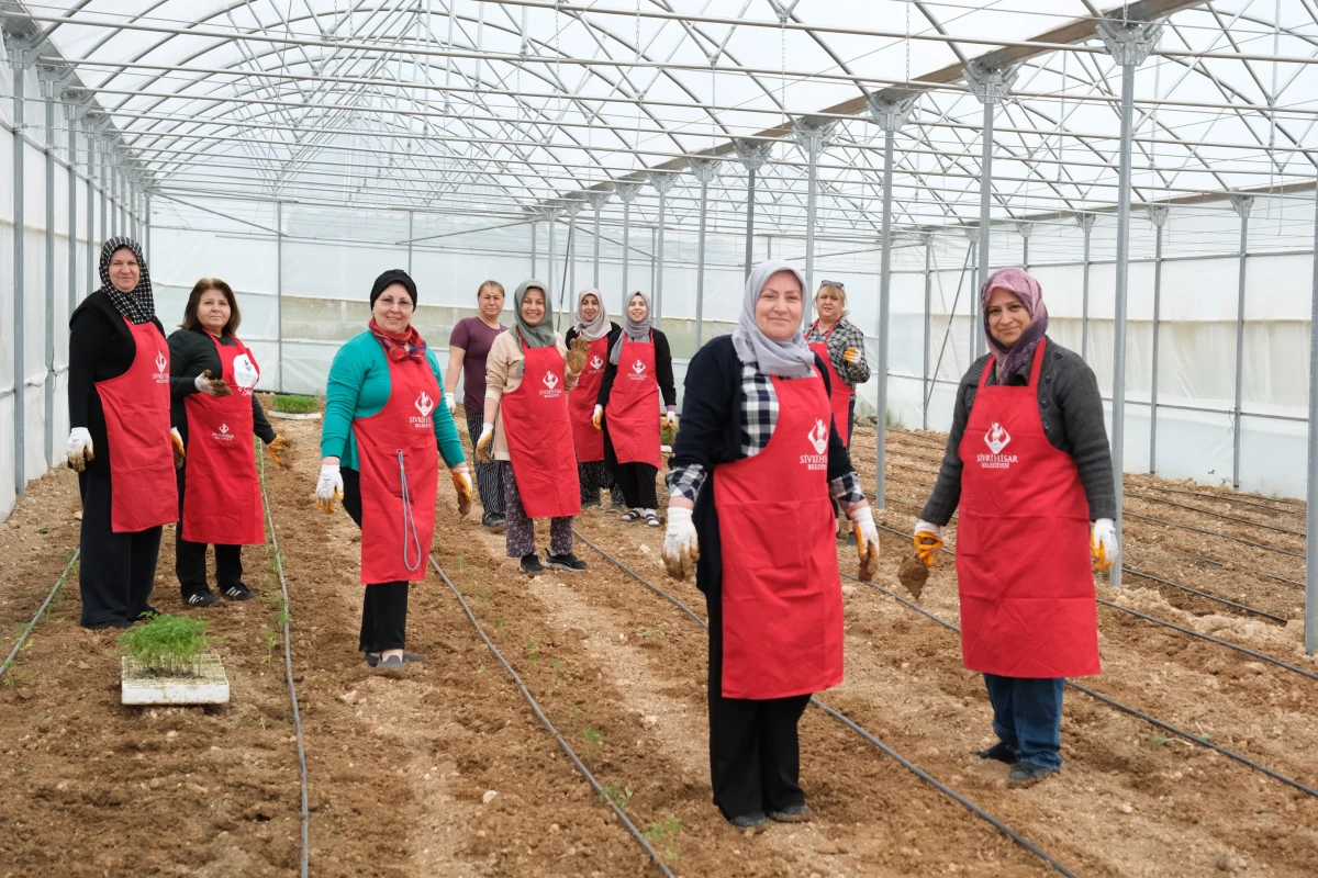 Kadın eli toprağa değdi
