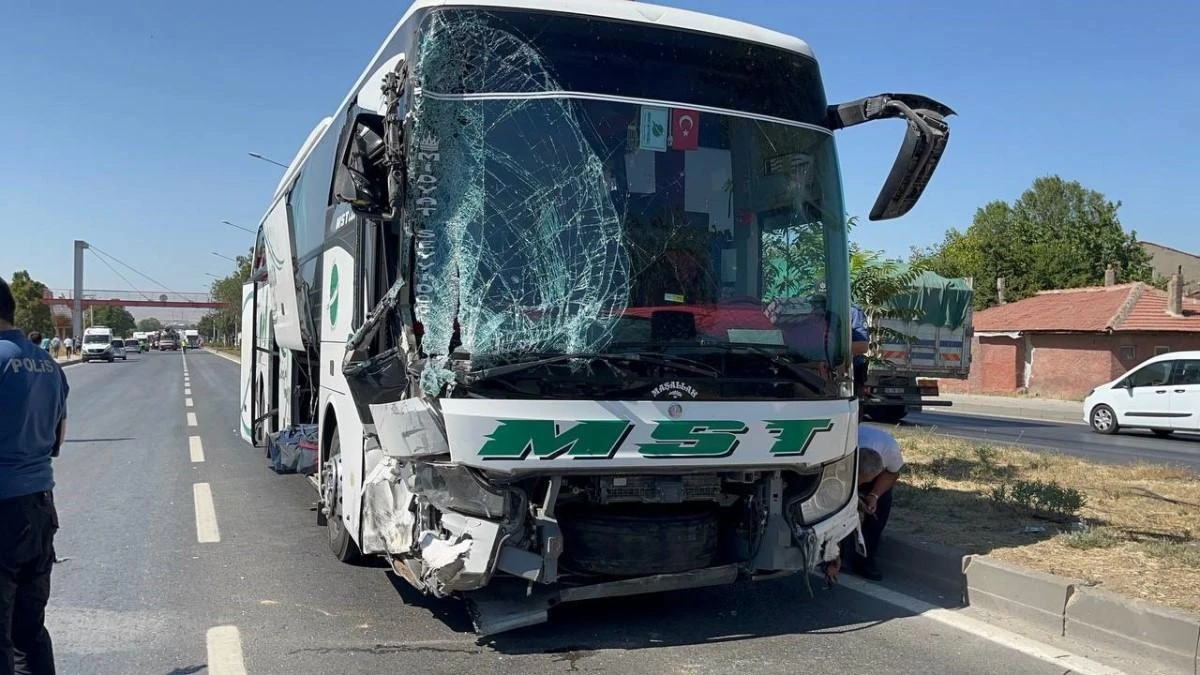 Beton mikseri önce yolcu otobüsüne, sonra ambulansa çarptı 14 yaralı
