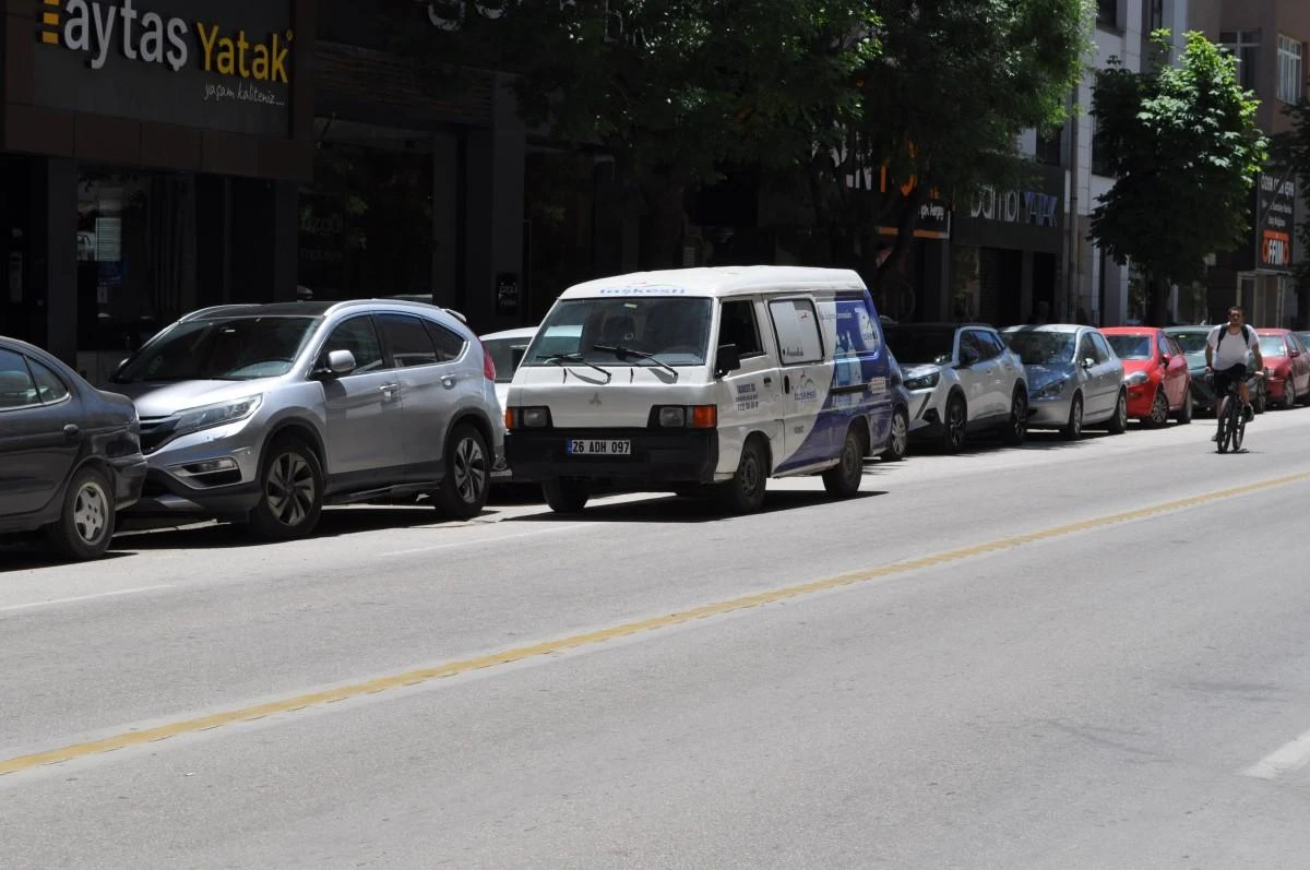 Mobilyacıların yoğun olduğu caddede otopark sıkıntısı yaşanıyor
