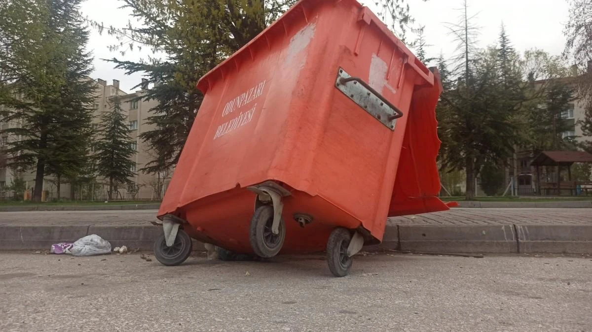 Tekerleği kırılıp yan yatan çöp konteyneri değiştirilmeyi bekliyor
