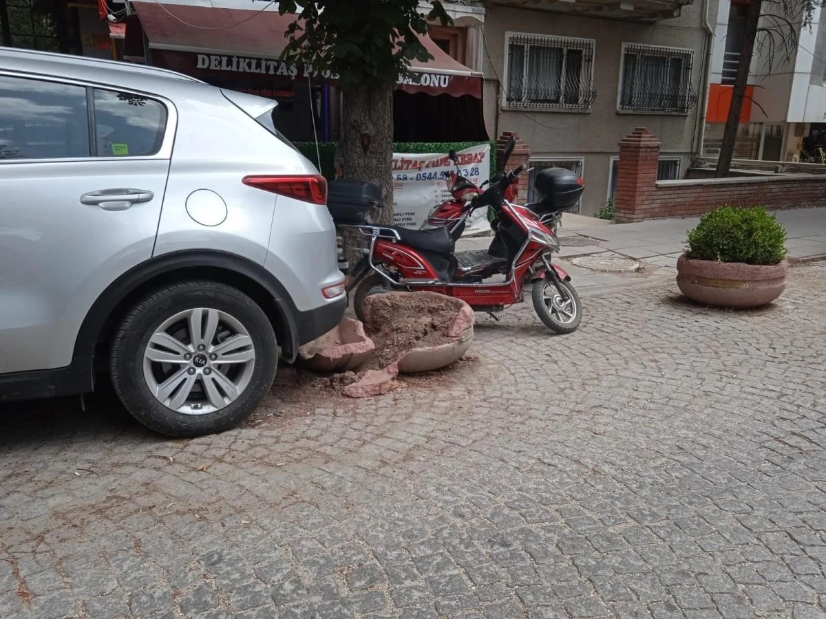 Eskişehir’de şanssız beton saksı yine hedef oldu
