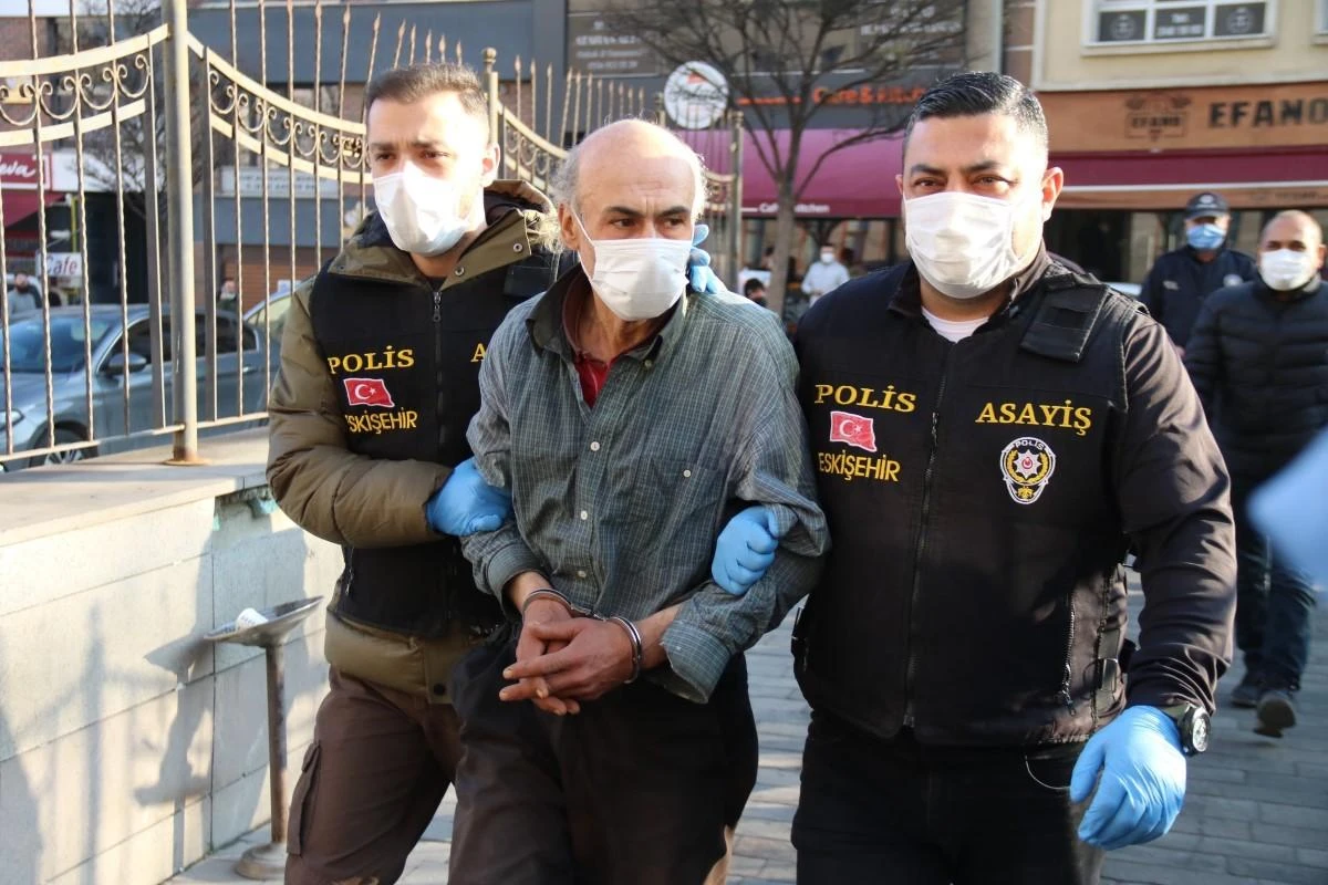 Eskişehir’de kayıp olduğu sebebiyle 6 ay boyunca aranan Mehmet Yerebakan’ı 11 bıçak darbesiyle öldürdükleri ve yaşadıkları barakanın arkasına gömdükleri öne sürülerek yakalanan tutuklu sanıkların yargılandığı davada duruşma ertelendi.