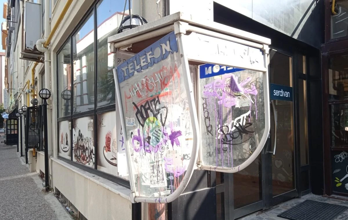 Eskişehir’de sokak başındaki telefon kulübesi parçalanmaya yüz tuttu
